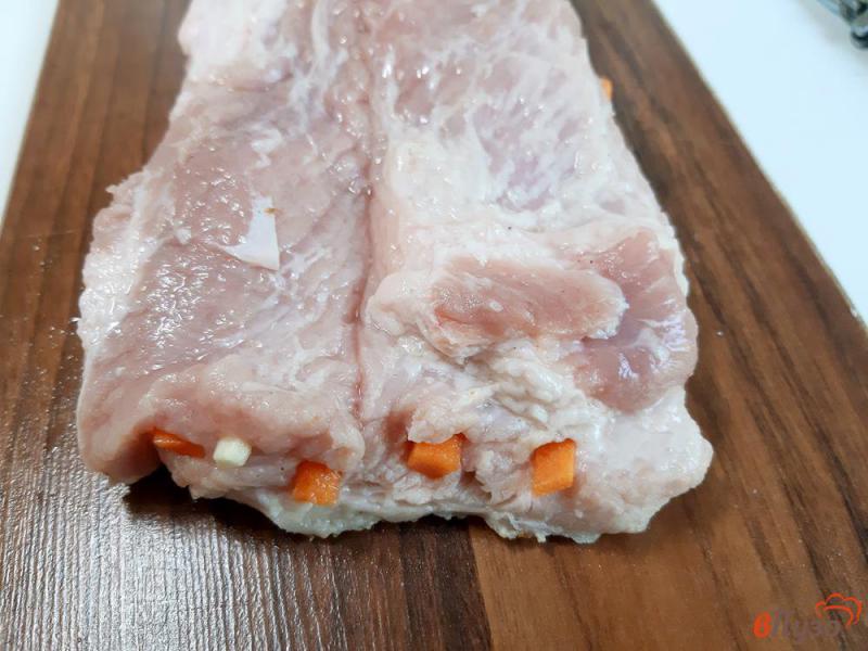 Фото приготовление рецепта: Свиной подчеревок фаршированный чесноком и морковью шаг №3