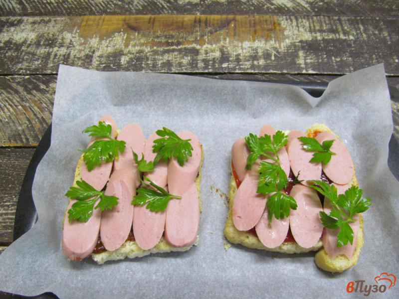 Фото приготовление рецепта: Горячие бутерброды с сосисками и сыром шаг №2