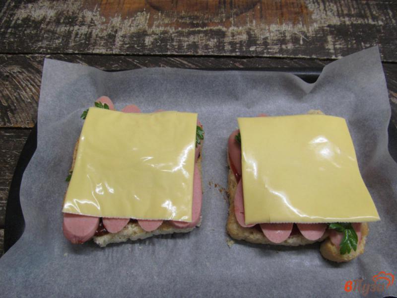 Фото приготовление рецепта: Горячие бутерброды с сосисками и сыром шаг №3