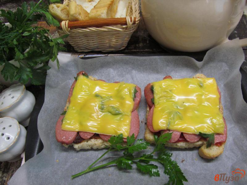 Фото приготовление рецепта: Горячие бутерброды с сосисками и сыром шаг №4