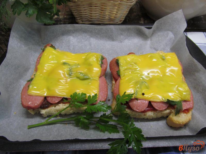 Фото приготовление рецепта: Горячие бутерброды с сосисками и сыром шаг №5