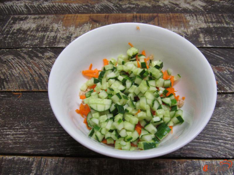 Фото приготовление рецепта: Салат с печенью трески и сырой морковью шаг №4