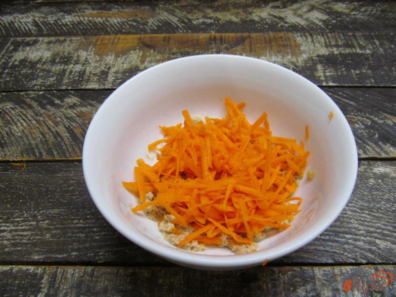 Фото приготовление рецепта: Салат с печенью трески и сырой морковью шаг №3