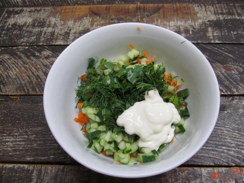 Фото приготовление рецепта: Салат с печенью трески и сырой морковью шаг №5
