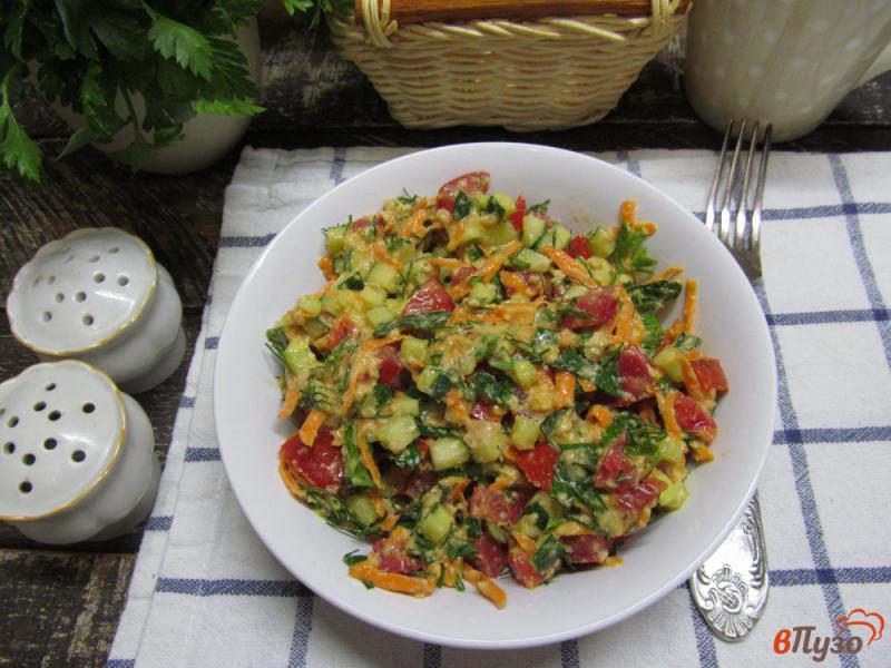 Фото приготовление рецепта: Салат с печенью трески и сырой морковью шаг №7