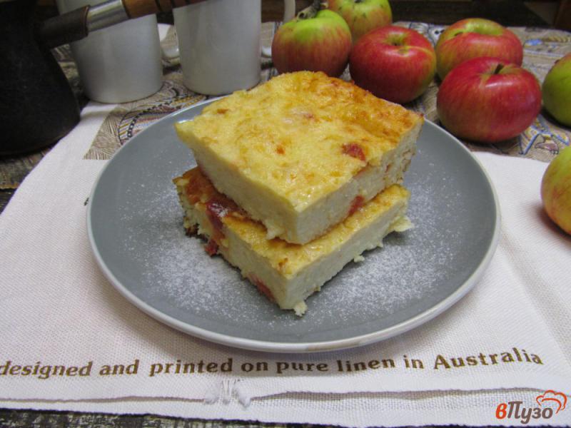 Фото приготовление рецепта: Творожная запеканка с яблоком и сухой вишней шаг №5