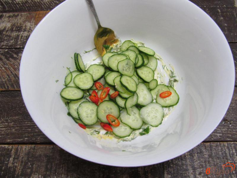 Фото приготовление рецепта: Овощной салат с тмином на йогурте шаг №2