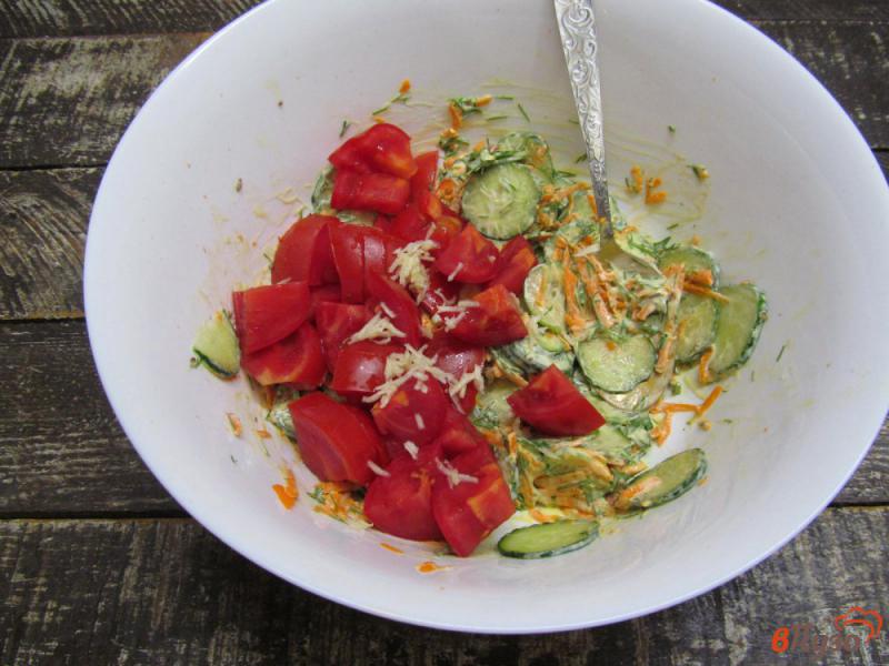 Фото приготовление рецепта: Овощной салат с тмином на йогурте шаг №4