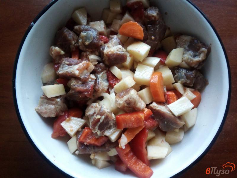 Фото приготовление рецепта: Картофель со свининой в духовке шаг №5