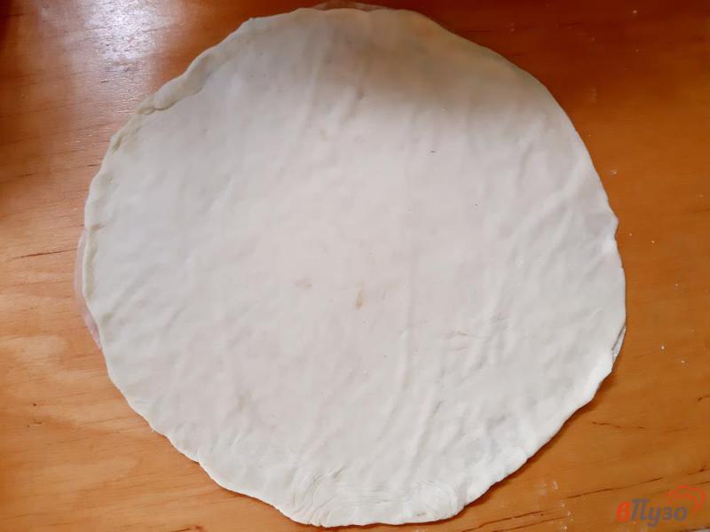 Фото приготовление рецепта: Пицца из слоеного теста с сосисками с рукколой шаг №1