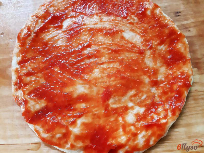 Фото приготовление рецепта: Пицца из слоеного теста с сосисками с рукколой шаг №2