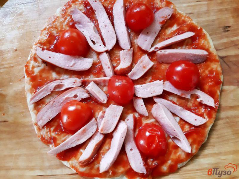 Фото приготовление рецепта: Пицца из слоеного теста с сосисками с рукколой шаг №4