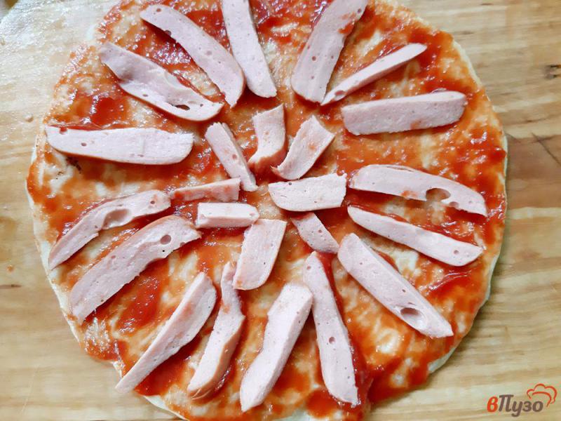 Фото приготовление рецепта: Пицца из слоеного теста с сосисками с рукколой шаг №3