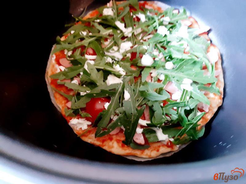 Фото приготовление рецепта: Пицца из слоеного теста с сосисками с рукколой шаг №8