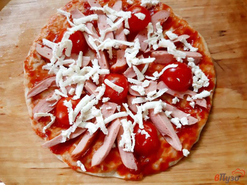 Фото приготовление рецепта: Пицца из слоеного теста с сосисками с рукколой шаг №5