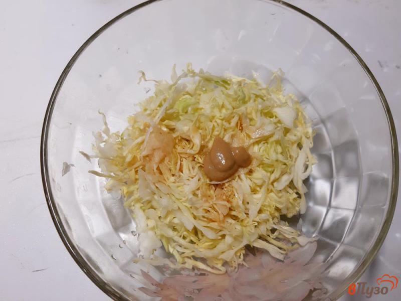 Фото приготовление рецепта: Салат из молодой капусты с сухариками шаг №3