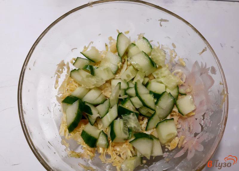 Фото приготовление рецепта: Салат из молодой капусты с сухариками шаг №4