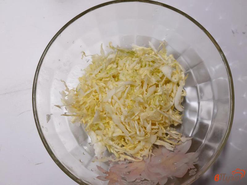 Фото приготовление рецепта: Салат из молодой капусты с сухариками шаг №1