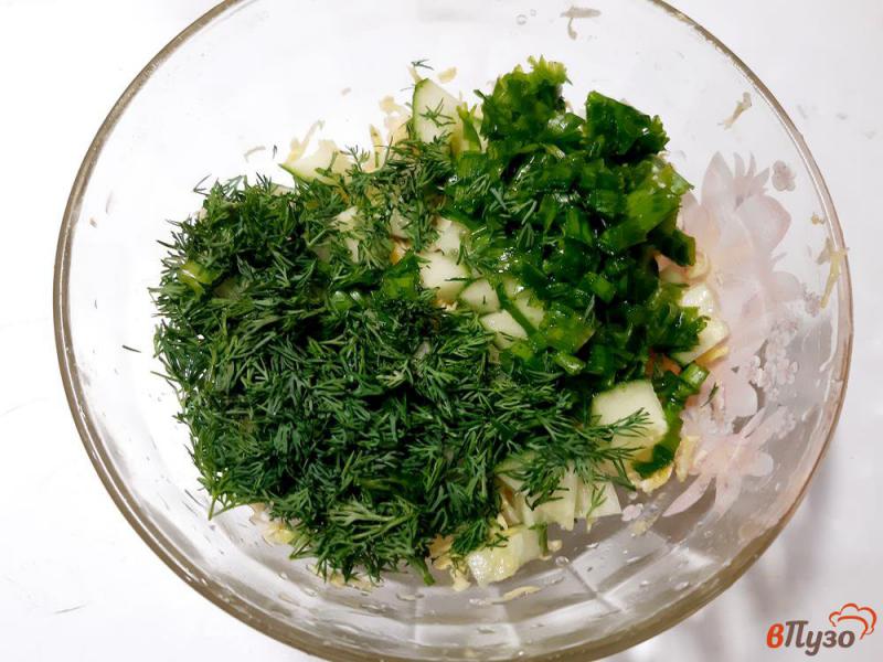 Фото приготовление рецепта: Салат из молодой капусты с сухариками шаг №5