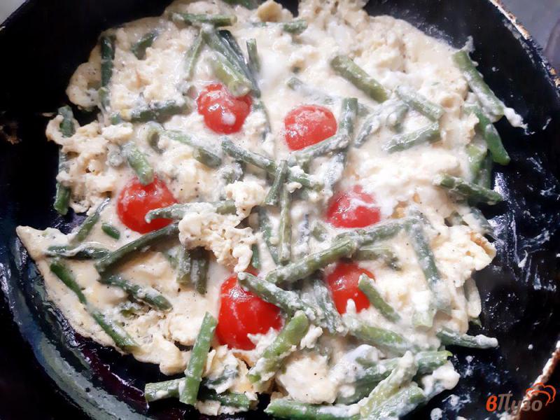 Фото приготовление рецепта: Спаржевая фасоль с яйцом и черри шаг №8