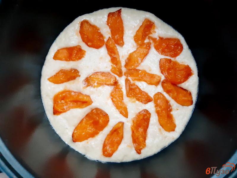 Фото приготовление рецепта: Пирог с абрикосами на кефире в мультиварке шаг №11