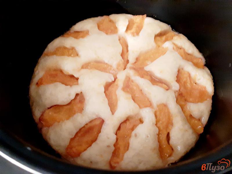 Фото приготовление рецепта: Пирог с абрикосами на кефире в мультиварке шаг №12