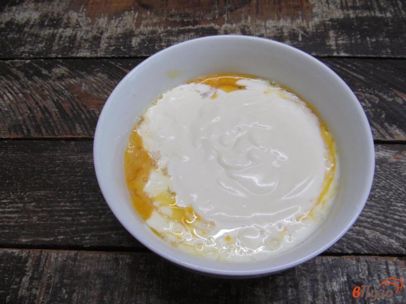 Фото приготовление рецепта: Домашний сыр на молоке с яйцами и сметаной шаг №3