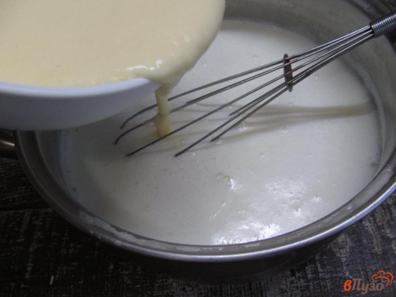 Фото приготовление рецепта: Домашний сыр на молоке с яйцами и сметаной шаг №5