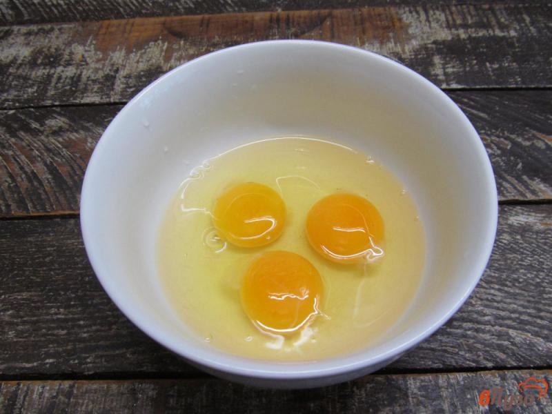 Фото приготовление рецепта: Домашний сыр на молоке с яйцами и сметаной шаг №2