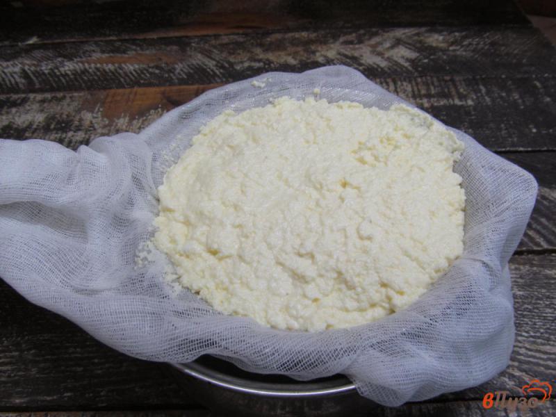 Фото приготовление рецепта: Домашний сыр на молоке с яйцами и сметаной шаг №7