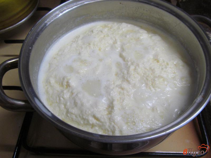 Фото приготовление рецепта: Домашний сыр на молоке с яйцами и сметаной шаг №6