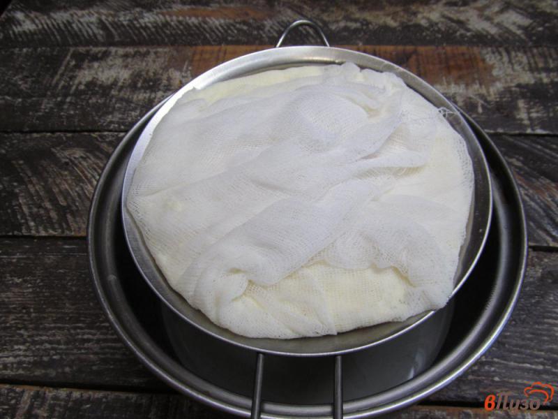 Фото приготовление рецепта: Домашний сыр на молоке с яйцами и сметаной шаг №8