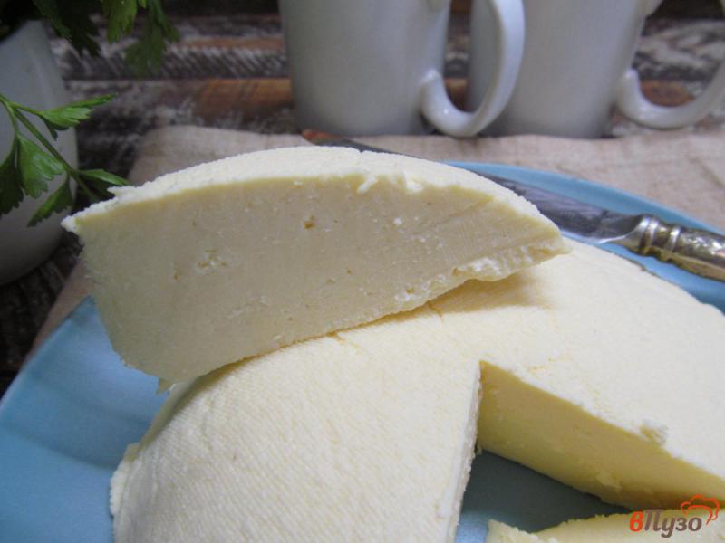 Фото приготовление рецепта: Домашний сыр на молоке с яйцами и сметаной шаг №11