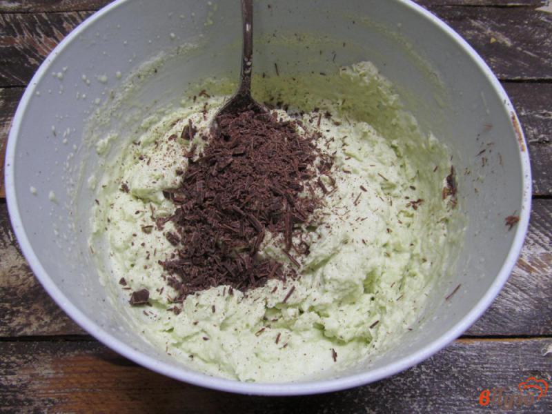 Фото приготовление рецепта: Мятное мороженое с шоколадной крошкой шаг №8
