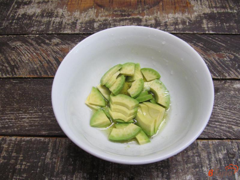 Фото приготовление рецепта: Салат из овощей с авокадо и моцареллой шаг №2