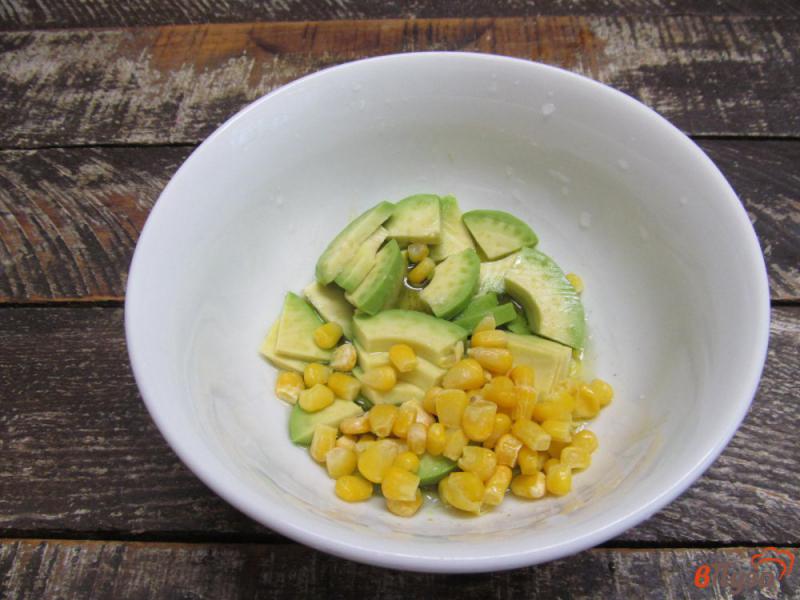 Фото приготовление рецепта: Салат из овощей с авокадо и моцареллой шаг №3