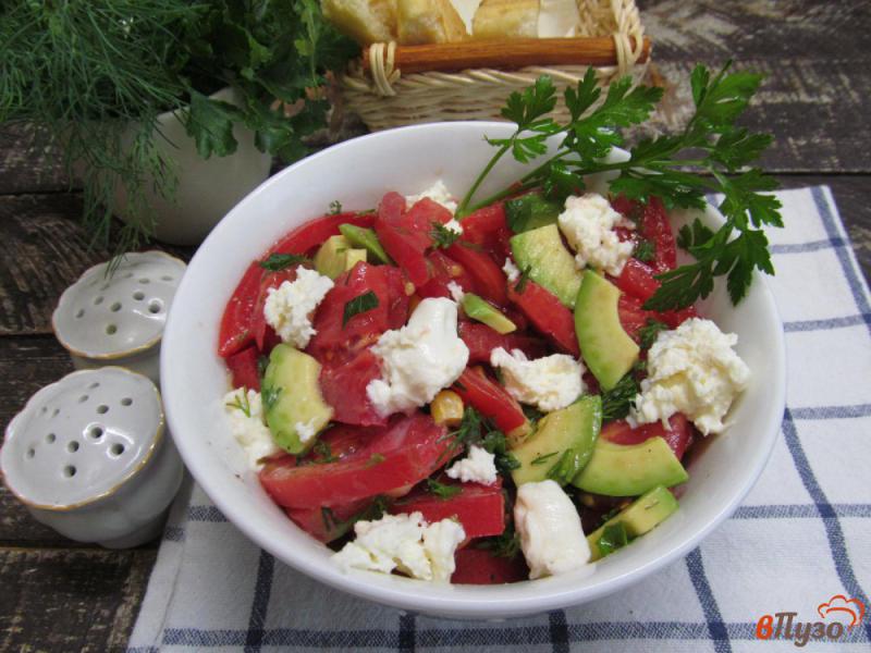 Фото приготовление рецепта: Салат из овощей с авокадо и моцареллой шаг №5