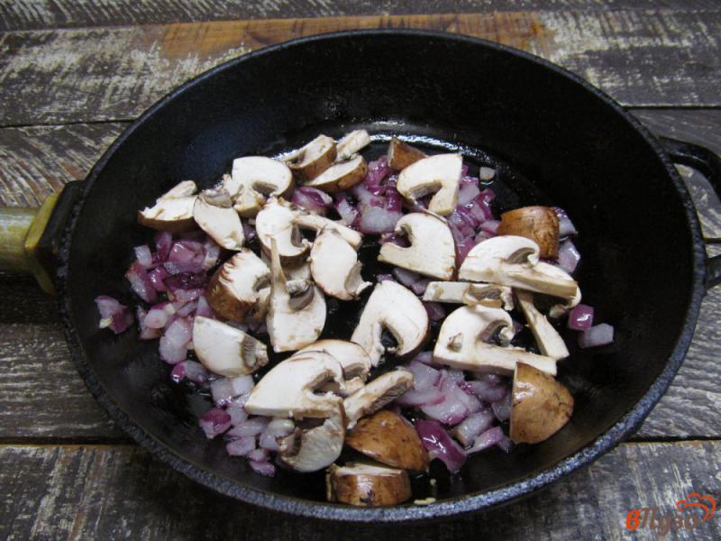 Фото приготовление рецепта: Тушеная фасоль с грибами в томатном соусе шаг №2