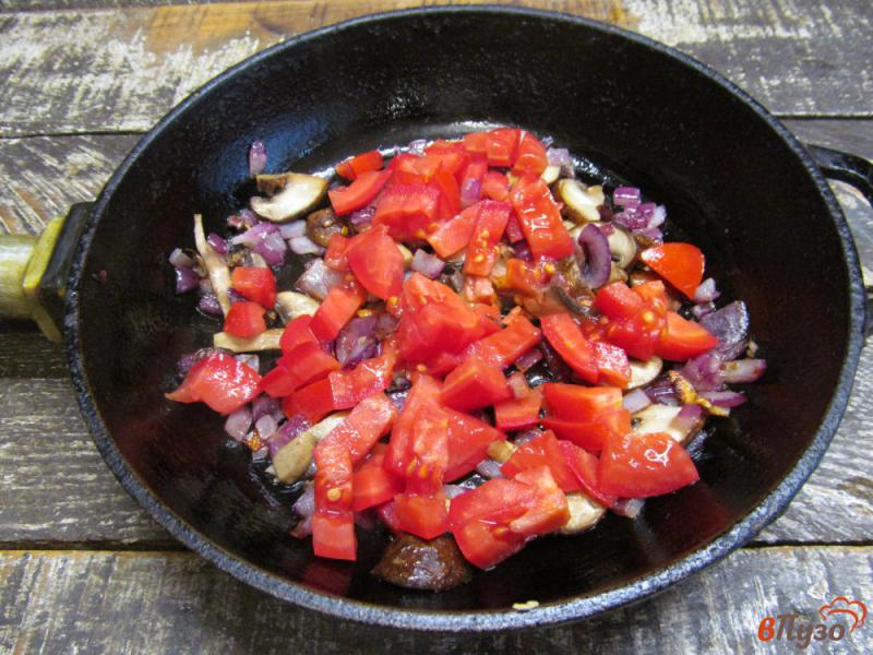 Фото приготовление рецепта: Тушеная фасоль с грибами в томатном соусе шаг №3