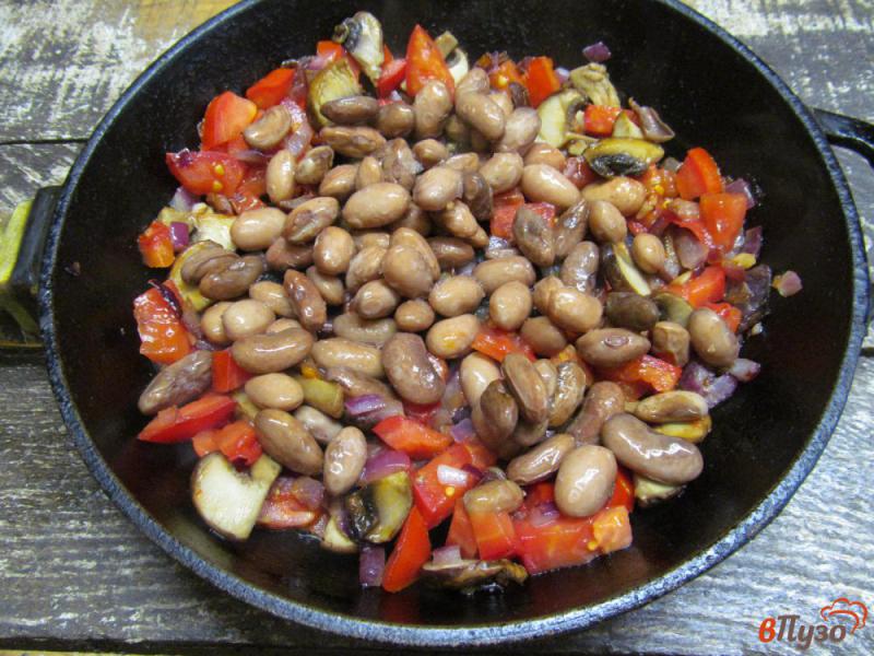 Фото приготовление рецепта: Тушеная фасоль с грибами в томатном соусе шаг №4