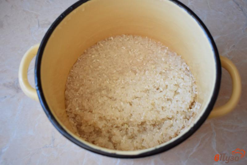 Фото приготовление рецепта: Рисовая каша на молоке с малиной шаг №3