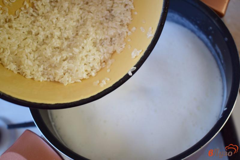 Фото приготовление рецепта: Рисовая каша на молоке с малиной шаг №4