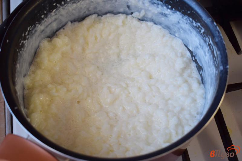 Фото приготовление рецепта: Рисовая каша на молоке с малиной шаг №6