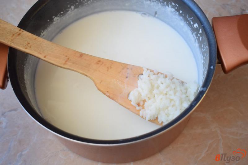 Фото приготовление рецепта: Рисовая каша на молоке с малиной шаг №5
