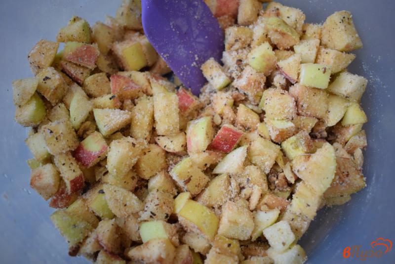 Фото приготовление рецепта: Рулет с яблоками и орехами из слоеного теста шаг №2