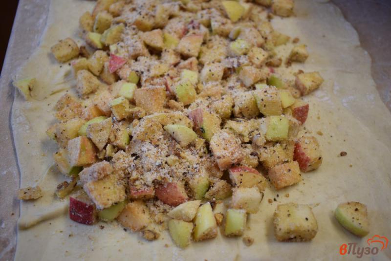 Фото приготовление рецепта: Рулет с яблоками и орехами из слоеного теста шаг №3