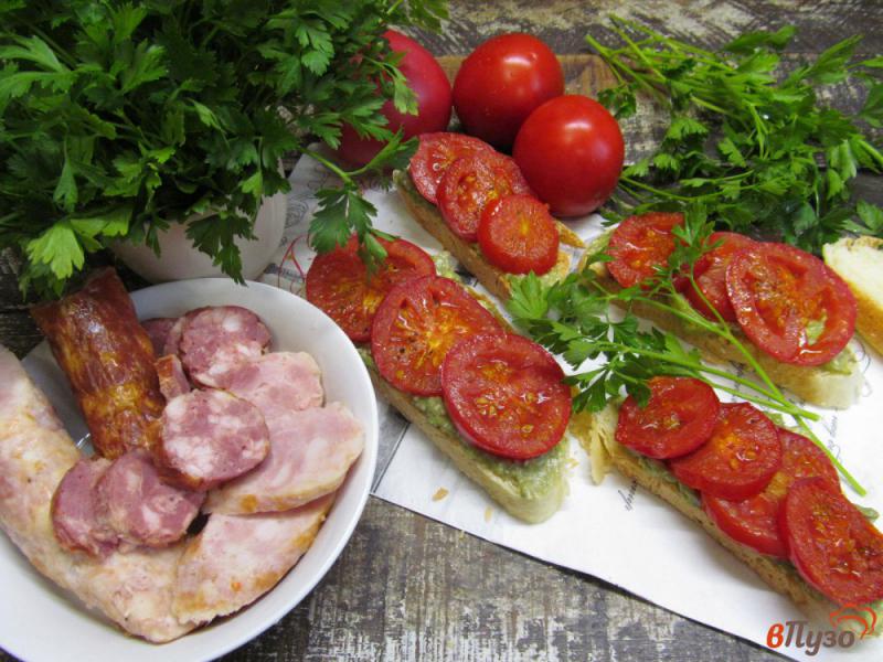 Фото приготовление рецепта: Бутерброды с помидором и соусом из авокадо шаг №5