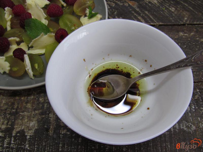 Фото приготовление рецепта: Ягодный салат с сыром шаг №4
