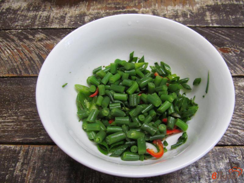 Фото приготовление рецепта: Острый салат из огурцов шаг №4
