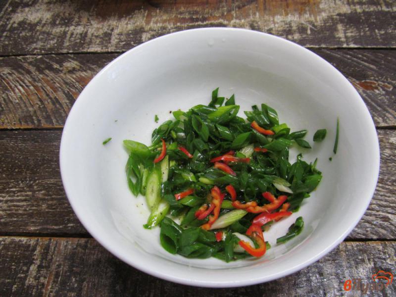 Фото приготовление рецепта: Острый салат из огурцов шаг №3